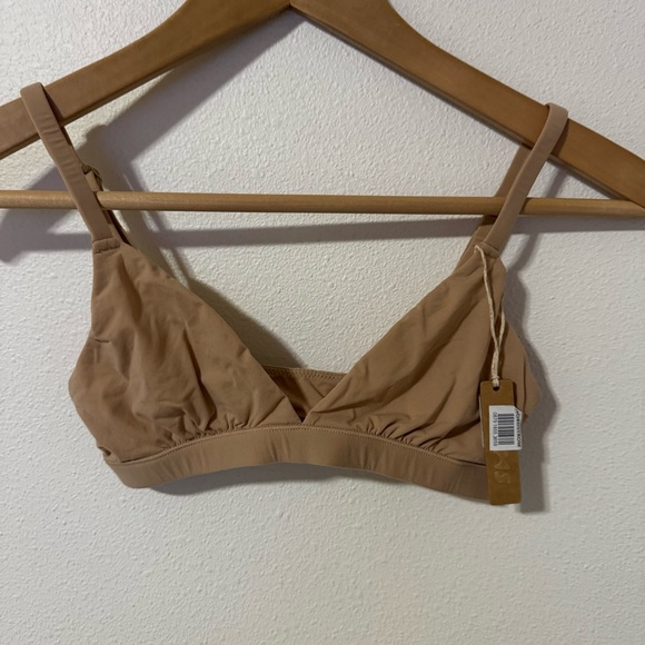 Skims Fits Everybody Triangle Bralette Beige Nude Pull Over NWT X-Small - Picture 2 of 7